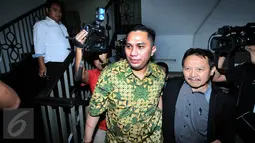 Anggota DPR Fanny Syafriansyah (kiri) saat tiba di Kantor Reskrimum Polda Metro Jaya untuk menjalani pemeriksaan, Jakarta, Senin (29/2/2016). Ivan Haz diperiksa sebagai tersangka kasus dugaan KDRT terhadap PRT. (Liputan6.com/Helmi Fithriansyah)