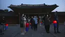 Pengunjung yang memegang lentera tradisional Korea berfoto selama Tur Cahaya Bulan di tengah pandemi virus corona COVID-19 di Istana Changdeokgung, Seoul, Korea Selatan, Kamis (13/5/2021). Istana Changdeok adalah istana Dinasti Joseon. (AP Photo/Ahn Young-joon)