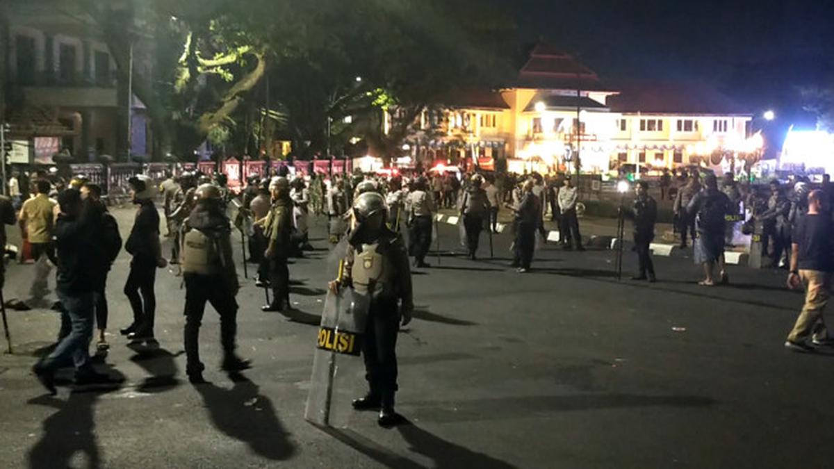 Demo RUU TNI di Malang Rusuh, Mahasiswa sampai Tim Medis Luka