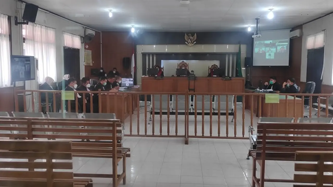 Suasana persidangan dugaan pelecehan mahasiswi Universitas Riau yang digelar tanpa pengunjung di Pengadilan Negeri Pekanbaru.