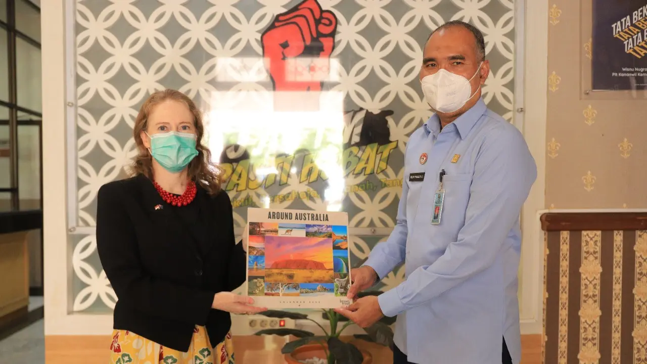Konsulat Jenderal Australia di Surabaya, Fiona Hoggart bertemu Plt. Kakanwil Kemenkumham Jatim  Wisnu Nugroho Dewanto. (Dian Kurniawan/Liputan6.com).
