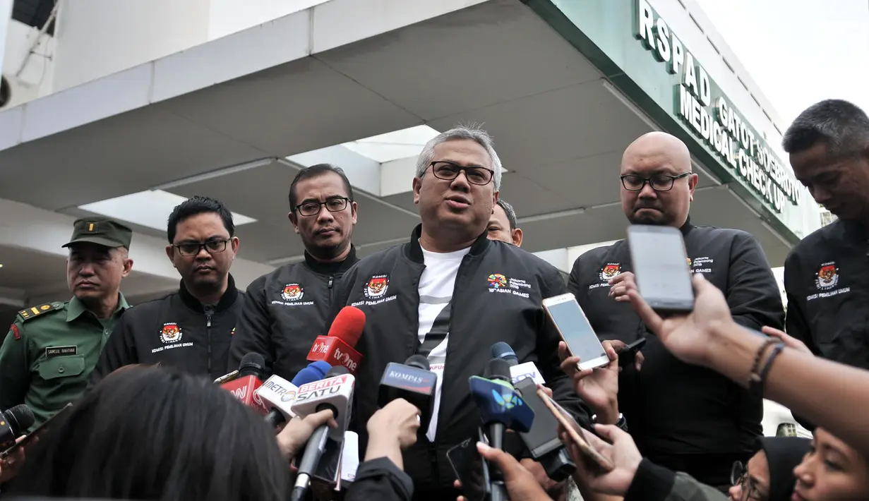 Ketua KPU Arief Budiman dan komisioner KPU memberi keterangan saat tiba untuk mendampingi pasangan bakal capres-cawapres Joko Widodo atau Jokowi-Ma'ruf Amin tes kesehatan di RSPAD Gatot Subroto, Jakarta, Minggu (12/8). (Merdeka.com/Iqbal Nugroho)