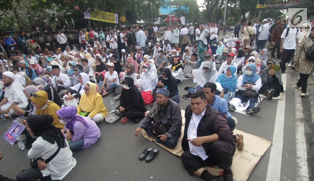 Massa berkumpul menyampaikan pendapat terkait sidang perselisihan hasil pilpres 2019 di sekitar Patung Arjuna Wiwaha Jalan Medan Merdeka Barat, Jakarta, Jumat (14/6/2019). Massa meminta sidang berlangsung adil. (Liputan6.com/Helmi Fithriansyah)
