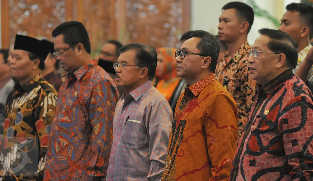 Wapres Jusuf Kalla (tengah) didampingi Ketua MPR RI Zulkifli Hasan (kedua kanan) menghadiri peringatan Hari Konstitusi di Kompleks Parlemen, Senayan, Jakarta, Selasa (18/8/2015). (Liputan6.com/Herman Zakharia)