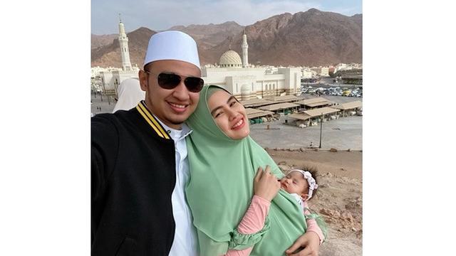 Kartika Putri Ajak Sang Anak Umrah Bersama, Ini 5 Potret Kebersamaannya