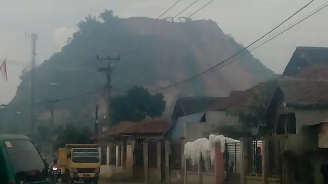 Pertambangan di kawasan perbukitan Nanjung, Kabupaten Bandung, Jawa Barat. (Foto: Direktur Eksekutif Walhi Jawa Barat Meiki W Paendong untuk Arie Nugraha)