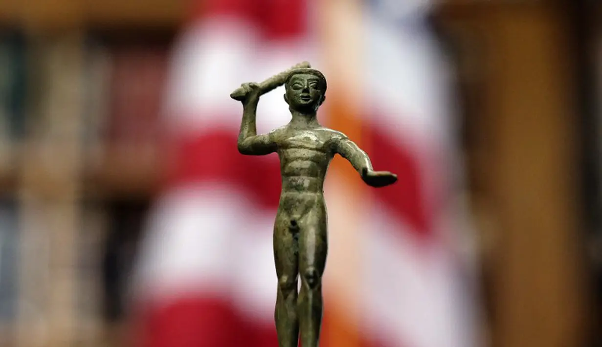 Sebuah patung perunggu yang menggambarkan Herakles dipamerkan Kejaksaan Amerika, New York, Selasa (24/2/2015). Patung Herakles yang sempat dicuri ini, rencananya akan dikembalikan kepada pemerintah Italia (AFP Photo/Jewel Samad)