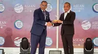 CEO PTPN V Jatmiko K Santosa saat menerima penghargaan Asean Energy Awards 2023. (Liputan6.com/M Syukur)