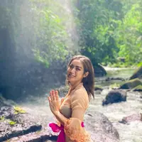 Ritual melukat ini bukan yang pertama dijalani Jessica Iskandar. Pada September 2022 lalu, Jessica Iskandar juga menjalani ritual serupa saat dirinya baru saja pindah ke Bali. [instagram/inijedar]