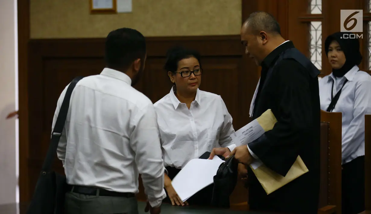 Terdakwa pemberi keterangan palsu dalam sidang korupsi e-KTP, Miryam S Haryani berdiskusi usai menjalani sidang perdana di Pengadilan Tipikor, Kamis (13/7). Agenda perdana mendengarkan dakwaan dari jaksa penuntut umum KPK. (Liputan6.com/Helmi Afandi)