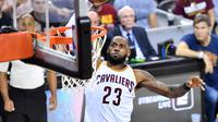 Aksi LeBron James (23) saat berusaha memasukan bola saat bertanding melawan Golden State Warriors pada gim keempat Final NBA 2017 di Quicken Loans Arena, Ohio (9/6). Cavaliers menghajar Golden State Warriors 137-116. (Jason Miller/Getty Images/AFP)