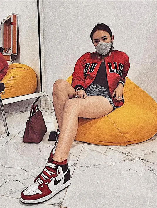 Gaya sporty Amanda Manopo dengan jaket bomber dan short denim, serta sneakers tumit tinggi. (IG: @amandamanopo)