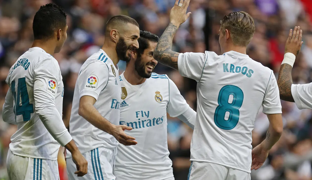 Ekspresi pera pemain Real Madrid saat merayakan gol Karim Benzema pada lanjutan La Liga Santander di Santiago Bernabeu stadium, Madrid, (25/11/2017). Madrid menang 3-2. (AP/Francisco Seco)