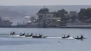 Sejumlah kendaraan tempur amfibi mengatur formasi saat latihan untuk memperingati Hari angkatan Laut di Sevastopol, Krimea, Rusia (24/7/2015). Hari Angkatan Laut Rusia ditetapkan sebagai Libur Nasional pada 26 Juli besok. (REUTERS/Pavel Rebrov)