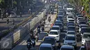Sejumlah kendaraan bermotor nekat menerobos jalur Busway dikawasan Mampang, Jakarta, Senin (18/4/2016). Meski sudah ada aturan denda, mereka tetap nekat menerobos jalur tersebut. (Liputan6.com/Faizal Fanani)