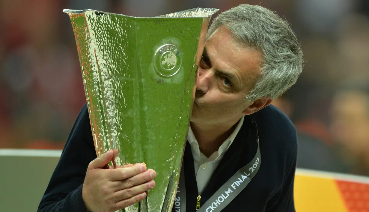 Pelatih Manchester United, Jose Mourinho, mencium trofi usai menjuarai Piala Europa dengan mengalahkan Ajax Amsterdam pada final Liga Europa di Friends Arena, Stockholm, Rabu (24/05/2017). Manchester United menang 2-0.(EPA/Peter Powell)