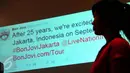 Sebuah twitter resmi Bon Jovi ditampilkan saat konferensi pers di kawasan Senayan, Jakarta, Kamis (18/6/2015). Dalam preskon tersebut, Dewi memastikan Bon Jovi akan menghibur fansnya di Indonesia pada 11 September 2015. (Liputan6.com/Faisal R Syam)