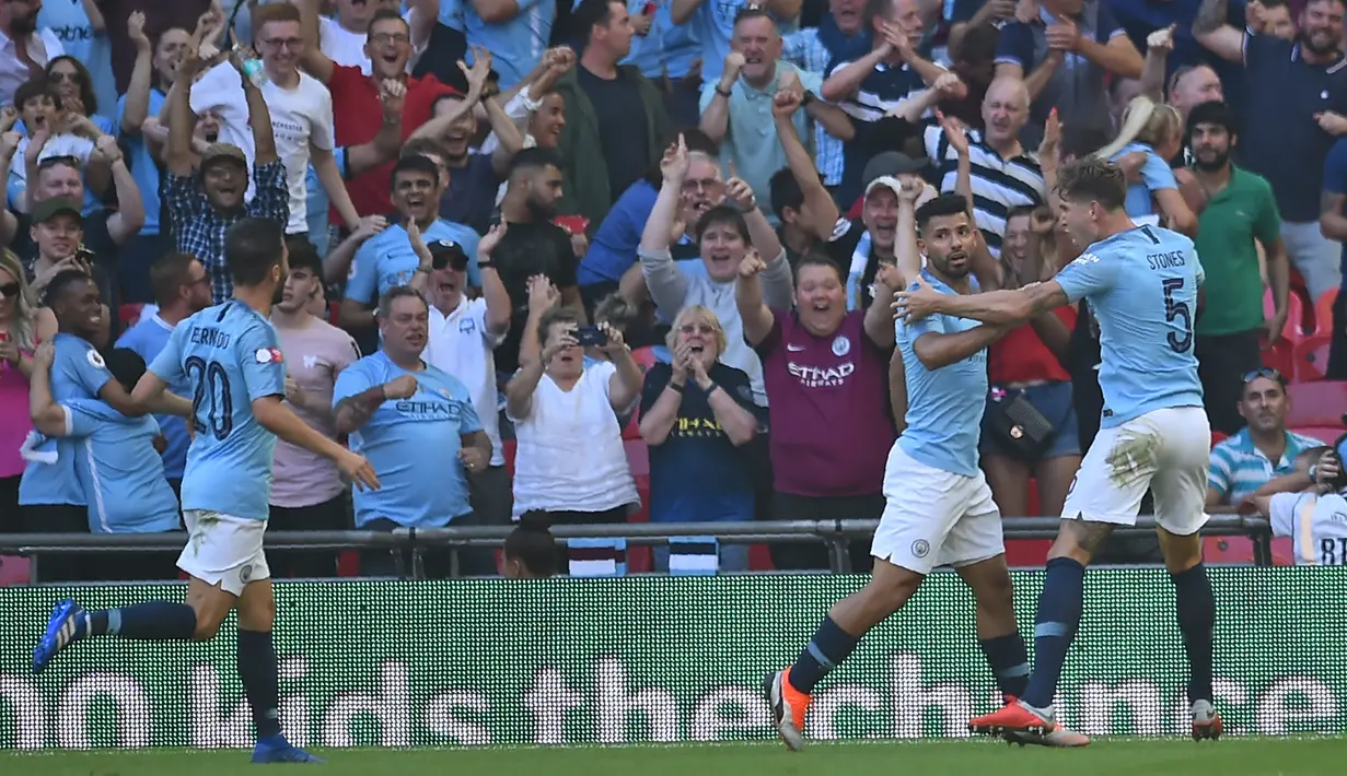 Pemain Manchester City, Sergio Aguero (tengah) melakukan selebrasi usai mencetak gol ke gawang Chelsea dalam Community Shield di Wembley, London, Inggris, Minggu (5/8). Gol Aguero ke gawang Chelsea lahir di menit 13 dan 58. (AFP PHOTO/Glyn KIRK)