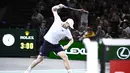 Petenis Skotlandia, Andy Murray, mematahkan raketnya setelah ditaklukkan petenis Australia, Alex De Minaur, pada laga Paris Masters di Accor Arena, Paris, Senin (30/10/2023). (AFP/Julien De Rosa)