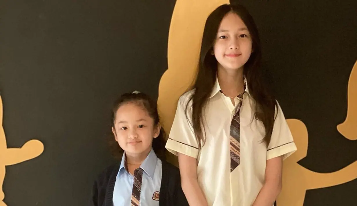 Disebut berwajah bule hingga seperti orang Korea, netizen sukses dibuat terkesima dengan wajah anak Andhika Pratama ini. Bahkan tak sedikit yang bubuhkan komentar lelucon dan menyebut jika bisa saja nantinya Elea dilirik oleh agensi ternama di Korea. Meski Elea masih duduk di bangku SMP dan Sheva di bangku SD, namun tak dipungkiri anak Andhika dan Ussy ini sudah punya banyak penggemar. (Liputan6.com/IG/@andhiiikapratama)