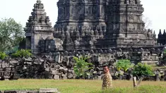 Petugas berpakaian batik bersiaga di salah satu sudut kawasan Candi Prambanan, Yogyakarta, Kamis (29/6). Terkait kunjungan mantan Presiden Amerika Serikat, Barack Obama, penjagaan kawasan Candi Prambanan diperketat. (Liputan6.com/Helmi Fithriansyah)