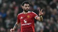 Jelang waktu turun minum atau pada menit ke-45+2, tendangan keras Bruno Fernandes berhasil merobek jala gawang Arsenal. Manchester United unggul 1-0. (Paul ELLIS/AFP)