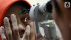 Pasien sedang memeriksa katarak di Jakarta, Kamis (12/12/2019). Pemeriksaan gratis yang mengusung Low Back Pain #BebasGerak Hidup Sehat dalam rangka membantu memastikan kesehatan masyarakat middle age atau senior. (Liputan6.com/HO/Deni)