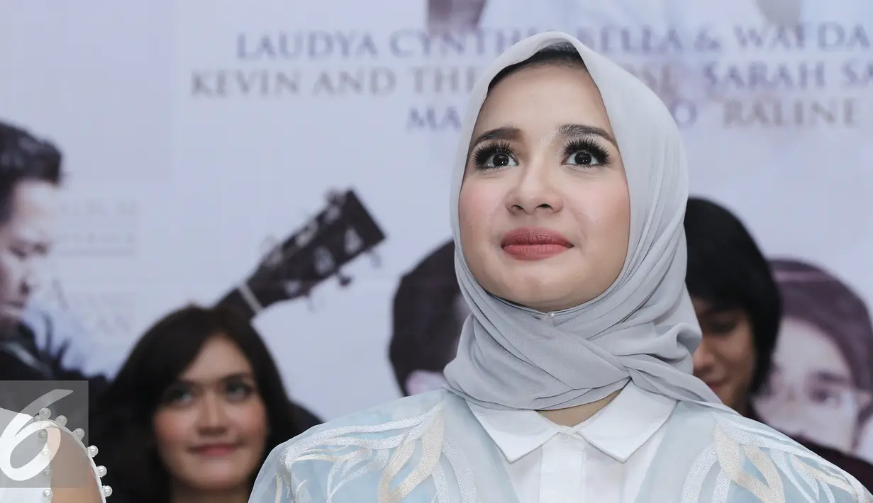 Aktris Laudya Cynthia Bella saat jumpa press original soundtrack "Surga Yang Tak Dirindukan 2" di kawasan Kemang, Jakarta, Jumat (27/1). Single tersebut berjudul "Surga yang Dirindukan" karya Melly Goeslaw. (Liputan6.com/Herman Zakharia)