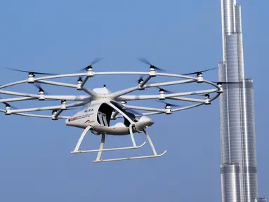 Sebuah drone yang akan dioperasikan sebagai taksi terbang dalam uji coba di Dubai, Uni Emirat Arab, Senin (25/9). Taksi terbang ini bentuknya mirip helikopter kecil dengan dua tempat duduk yang terbang dengan bantuan 18 baling-baling. (Handout/WAM/AFP)