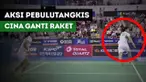 Pebulutangkis Cina, Wang Yilyu mengganti raketnya saat diserang lawan di Korea Terbuka Super Series 2017.