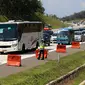 Suasana di jalur arah Jakarta Tol Cipali, Jawa Barat, Kamis (29/6). Sejumlah kepolisian disiagakan untuk mengatur lalu lintas di Tol Cipali yang semakin padat oleh pemudik arus balik. (Liputan6.com/Faizal Fanani)