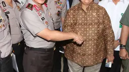 Menteri LHK, Siti Nurbaya bersalaman dengan Kapolri Jenderal Tito Karnavian di Gedung Manggala Wanabakti, Jakarta, Rabu (7/9). Kementerian LHK menggandeng Polri untuk mengatasi kejahatan kebakaran hutan dan lahan (Liputan6.com/Angga Yuniar) 