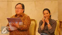 Kepala Bappenas, Bambang Brodjonegoro (kanan) dan Menteri BUMN, Rini Soemarno saat mengikuti Sidang Kabinet Paripuna di Istana, Jakarta, Rabu (2/1). (Liputan6.com/Angga Yuniar)