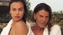 Bella liburan bersama teman-teman modelnya yakni Irina Shayk. Mereka nampak menikmati suasana pantai dan mengabadikannya dalam sebuah foto. (instagram/Bintang.com)