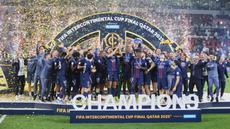 Para pemain PSG melakukan selebrasi setelah memastikan diri menjadi juara Piala Intercontinental 2025 di Ahmad bin Ali Stadium, Al-Rayyan, Qatar pada Kamis (18/12/2025) dini hari WIB. (AP Photo/Hussein Sayed)