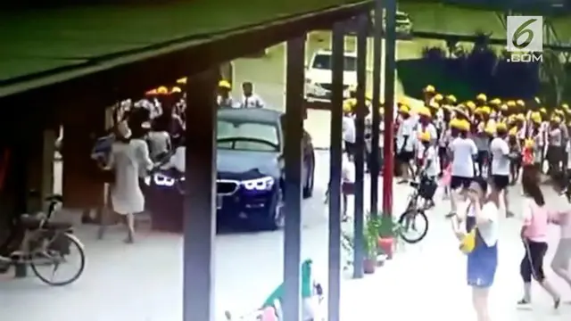 Mobil BMW yang dikendarai seorang guru menabrak antrean siswa. Akibatnya enam siswa terluka.