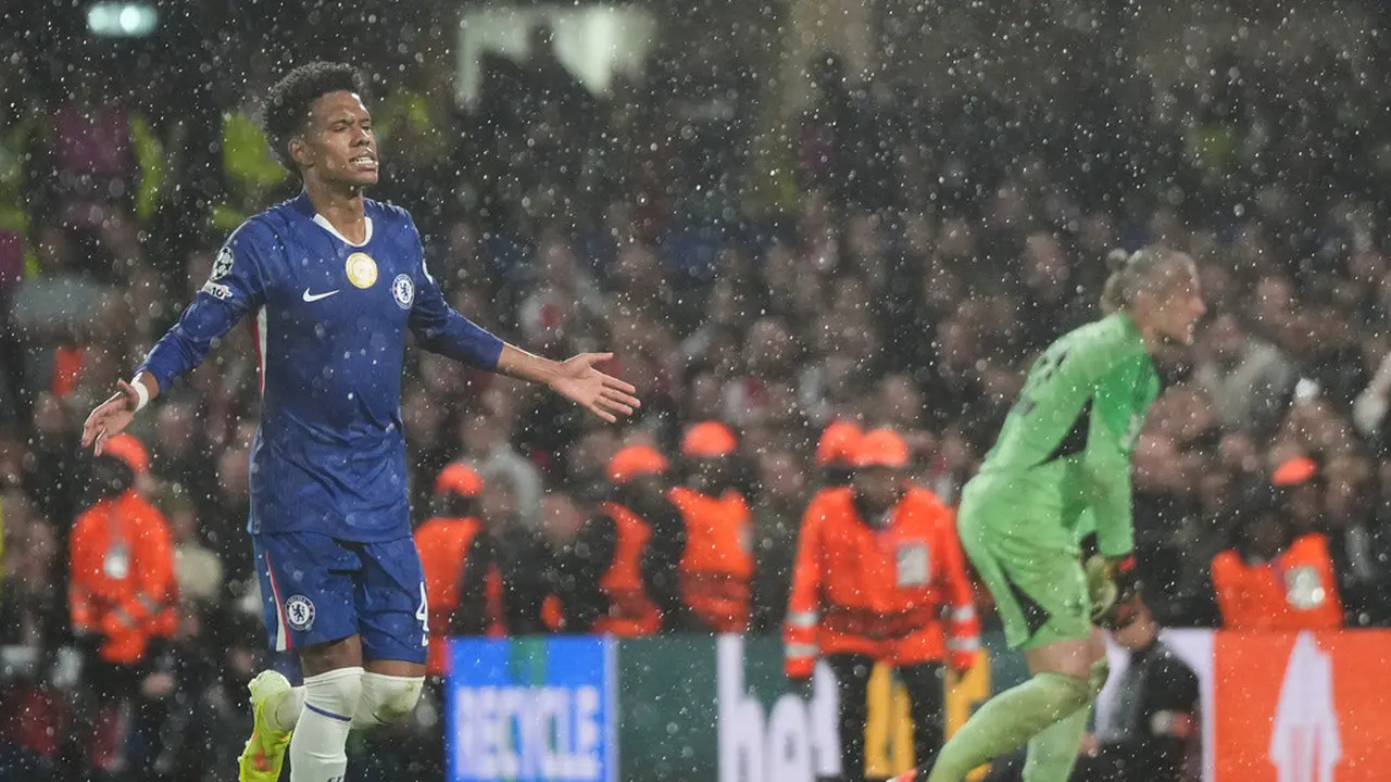 Selebrasi Estevao usai mencetak gol di laga Chelsea vs Ajax Amsterdam di matchday 3 Liga Champions 2025/2026 di Stamford Bridge, Kamis (23/10/2025). (AP Photo/Alastair Grant)