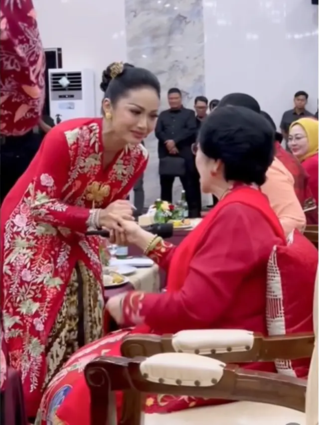 6 Potret Krisdayanti di Acara Hari Ibu Bersama Megawati, Anggun Berkebaya Panjang