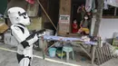 Anggota kelompok pemuda dalam kostum Star Wars menghibur warga di Malabon, Metro Manila, Filipina, Kamis (30/4/2020). Kelompok pemuda berkostum Star Wars menghibur warga selama karantina berkelanjutan akibat COVID-19 serta mengingatkan mereka agar tetap di rumah. (AP Photo/Aaron Favila)