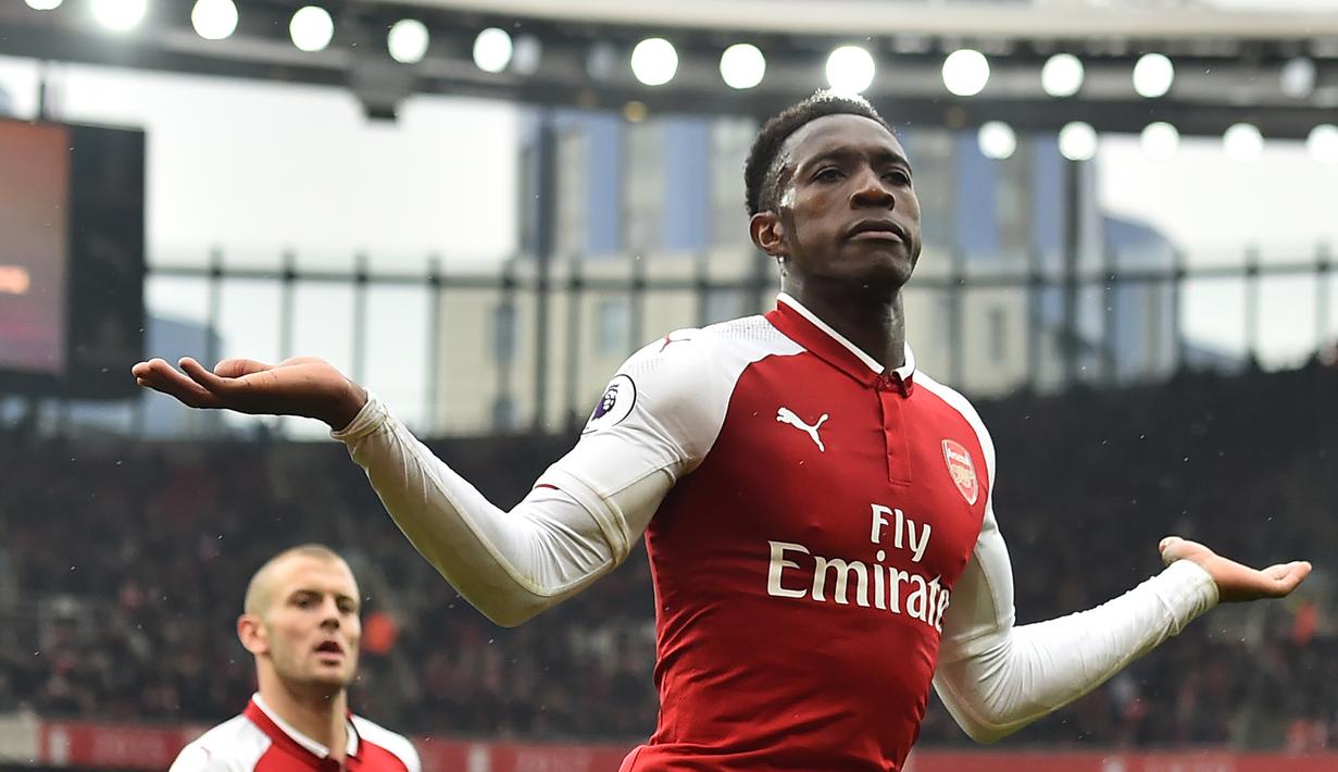 Striker Arsenal, Danny Welbeck, merayakan gol yang dicetaknya ke gawang Southampton pada laga Premier League di Stadion Emirates, London, Minggu (8/4/2018). Arsenal menang 3-2 atas Southampton. (AFP/Glyn Kirk)