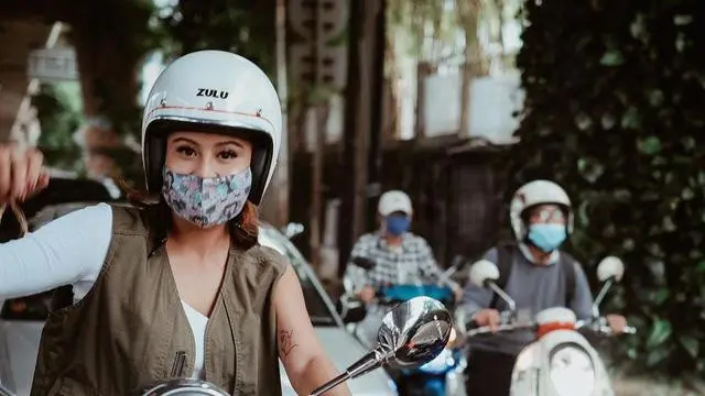 Awkarin naik Vespa (Instagram/@awkarin)