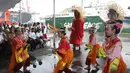 Sejumlah penari membawakan tarian saat menyambut kapal milik Greenpeace, Rainbow Warrior yang berlabuh di Pelabuhan Tanjung Priok, Jakarta, Senin (23/4). Kapal ini akan bersandar selama seminggu atau hingga 30 April 2018 mendatang (Liputan6/Arya Manggala)