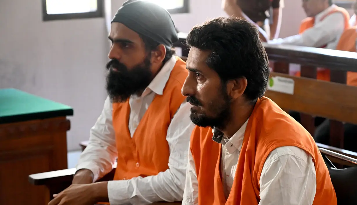 Dua WN India, Manjeet Singh (kanan) dan Harvinder Singh menjalani sidang di Pengadilan Denpasar, Bali, Kamis (19/12/2019). Manjeet Singh (32) dan Harvinder Singh (26) didakwa dengan menyelundupkan 2,7 kilogram sabu ke Bali dan terancam hukuman maksimal pidana mati. (SONNY TUMBELAKA / AFP)