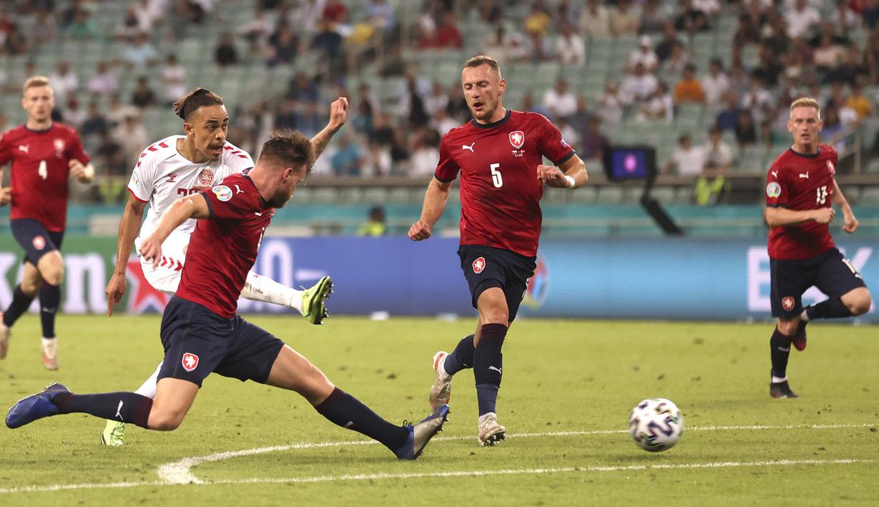 Sementara itu, beberapa ancaman Denmark melalu pemain pengganti, Yussuf Poulsen masih bisa dinetralisir oleh kiper Tomas Vaclik. (Foto: AP/Pool/Naomi Baker)