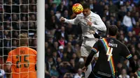 Penyerang Real Madrid, Cristiano Ronaldo (kedua kiri) berusaha menyundul bola kearah kiper Rayo Vallecano pada lanjutan liga Spanyol di Santiago Bernabeu (20/12). Real Madrid menang telak atas Rayo Vallecano dengan skor 10-2. (REUTERS/Sergio Perez)