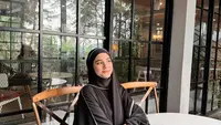 Penampilan terkini Yasmine Ow istri Aditya Zoni dalam balutan gamis dan hijab bikin pangling publik. [IG/yxsmine.ow]