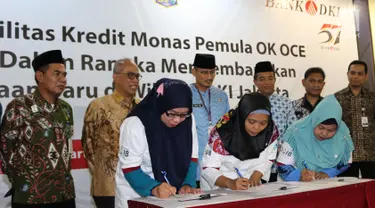 Wagub DKI Jakarta, Sandiaga Uno (ketiga kiri) didampingi Dirut Bank DKI, Kresno Sediarsi (kedua kiri) menyaksikan akad Kredit Monas Pemula oleh pelaku UMKM binaan OK OCE, Kamis (7/9), Jakarta. (Liputan6.com/Pool/Budi)