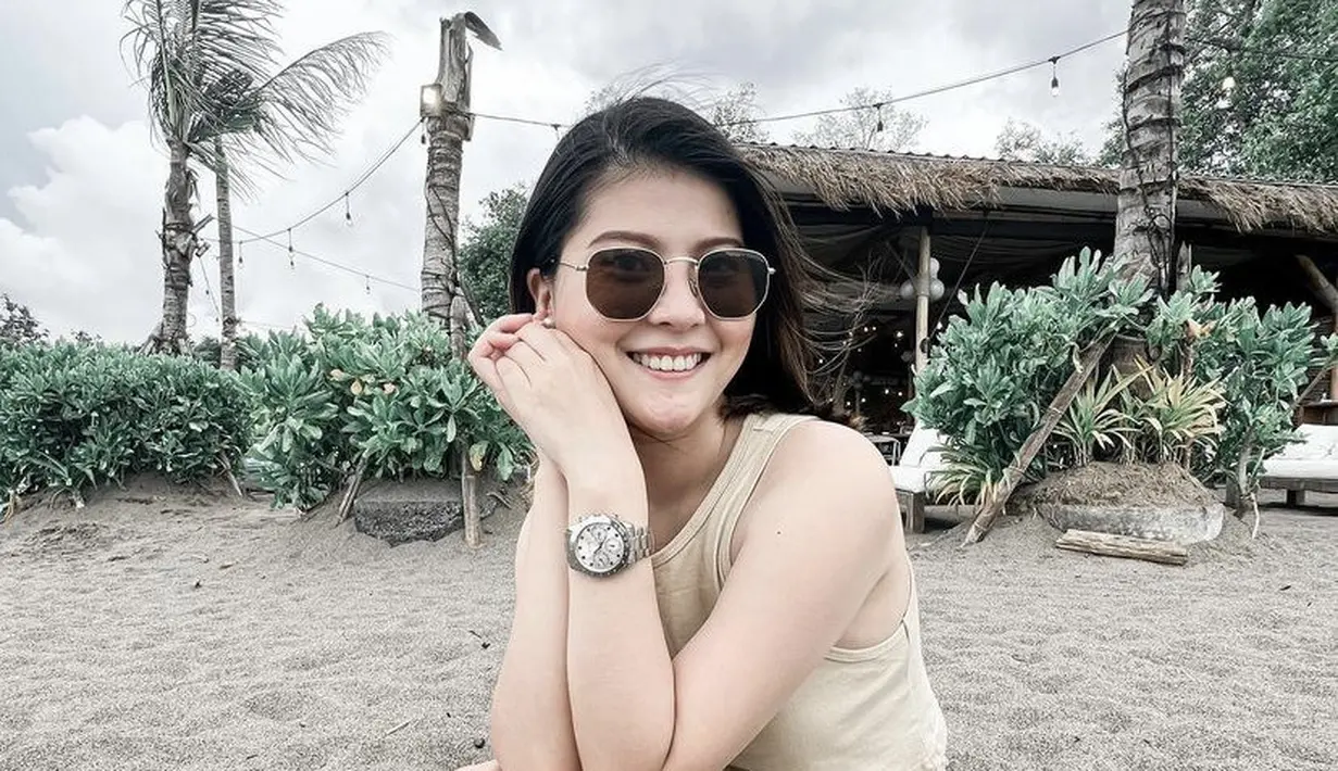 Ia pun  tampil dengan baju serba coklat dari tanktop dan mini skirt pleated. Lengkap mengenakan kacamata hitamnya. (@mitziabigail)