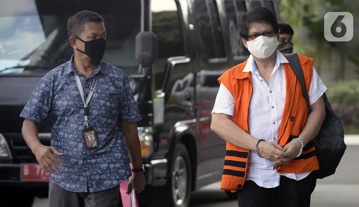 Mantan Kadis DPKAD Pemkot Bandung Herry Nurhayat (kanan) tiba di Gedung KPK, Jakarta, Senin (22/6/2020). Herry akan menjalani persidangan secara online terkait dugaan korupsi pengadaan tanah untuk ruang terbuka hijau di lingkungan Pemerintah Kota Bandung Tahun 2012-2013. (merdeka.com/Dwi Narwoko)