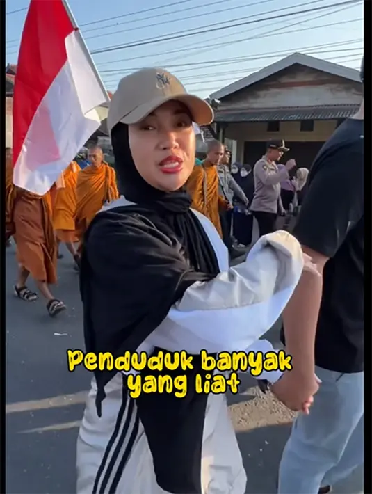 "Bhantenya bilang keramahtamahan itu di negara yang beliau lewati nomor satu adalah Indonesia," kata Chacha yang menerjemahkan ucapan bhante yang bergandengan tangan dengan suaminya. [Instagram/chafrederica]